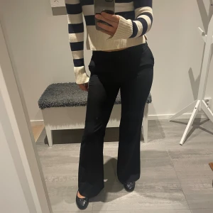 Lågmidjade kostymbyxor från ginatricot - Bra skick, använda få gånger pga lite för tajta.