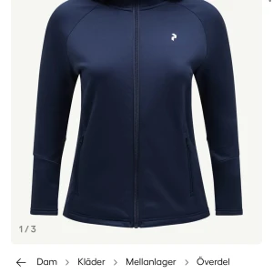 Mörkblå jacka från Peak Performance - Snygg mörkblå vindjacka från Peak Performance, ny pris är 1600kr. knappt använd 