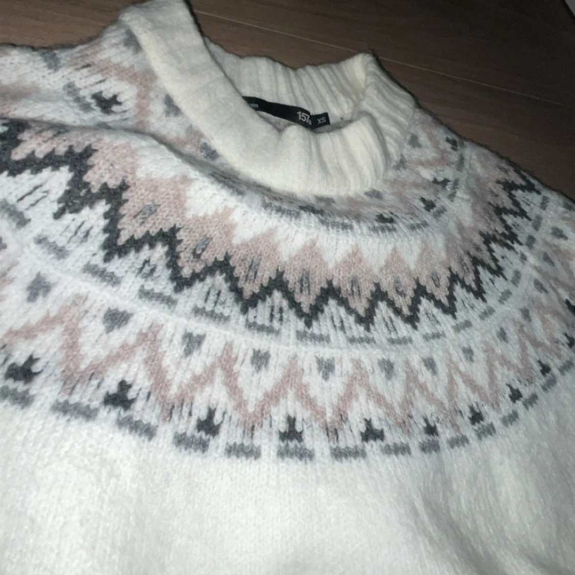 Stickad tröja med fint mönster - 2