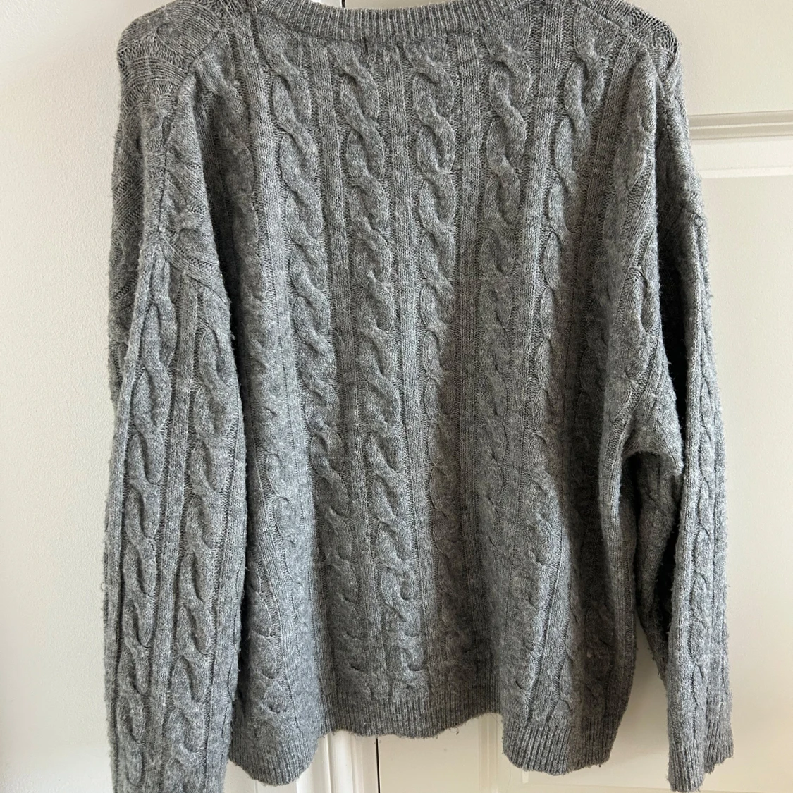 Grå kabelstickad tröja i ullmix - 2