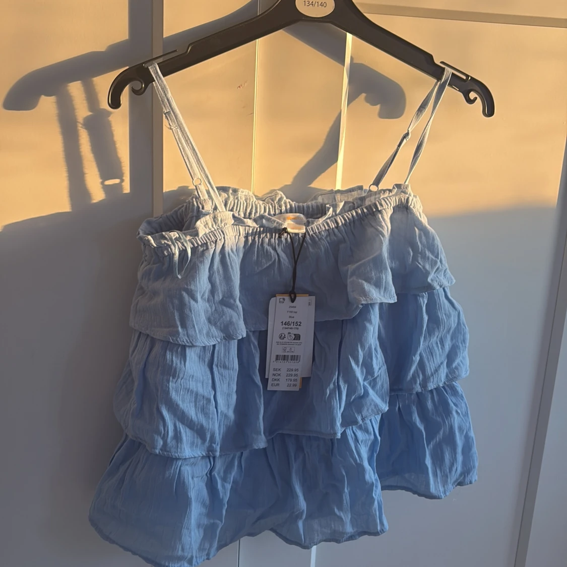 Ljusblå volangig linnetopp