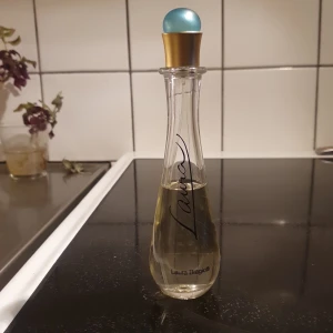 Laura Biagiotti parfym - Obs har inte kvar kartongen.   Framträdande noter Melon, Ros, Mysk  Laura Eau De Toilette är en läcker, lätt och delikat doft som väcker och fräschar upp sinnena. En kaskad av rosenblad möter akvatiska dofter av vit persika och dyker sedan ner i ett hjärta av jasmin och liljekonvalj, som i en förtrollande dröm. De torra basnoterna lämnar mjuka toner av vanilj och sandelträ, kombinerat med den förföriska touchen av mysk, ett spår av oskyldig sensualitet.
