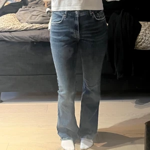 Blå lågmidjade bootcut jeans från GinaTricot  - Super snygga mörkblå bootcut jeans men låg midja. Supersköna att ha på sig. De är i storlek 36. Har använt ett fåtal gånger och är vi bra skick. 