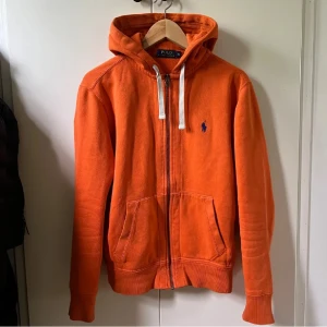 Polo Ralph Lauren Zip Up - Tjena! Säljer denna enormt feta Polo Ralph Lauren Zip Up Hoodie i storlek S. Den är i väldigt fint skick utom en liten defekt vid armbågen (se bild 5). Nypris ≈ 2000kr, Mitt pris = 350kr, skriv vid minsta fråga eller fundering🙌🏽
