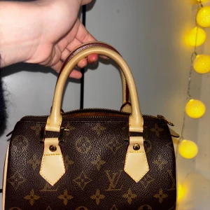 LV väska  - ( ej äkta) en superfin LV väska som rymmer orimligt mycket trots att den är hyfsat liten. finns en defekt i form av att 2 ” pinnar” vid handtagen åkt ur lite men verkligen inget som stör eller märks av och går säkert att fixa rätt enkelt men därav priset