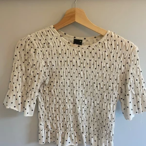 Prickig blus från Gina Tricot XS - INTRESSEKOLL på min super söta topp från gina tricot❤️har små smink fläckar men ska ta bort dom nu💞 kom med prisförslag!!!    Intressekoll endast hör av er om ni vill köpa och för vilket pris isåfall 