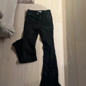 Svarta bootcut jeans Pull&Bear - Svarta bootcut jeans från Pull&Bear i storlek 38. 