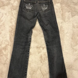 Victoria Beckham jeans  - Midjemått: 32 rakt över men väldigt stretchiga, Innerbenslängd: 78, Grenmått: 20/21. Jeansen är insydda baktill som syns på 3dje bilden men det är inget märkvärdigt när man har på sig dem 💕