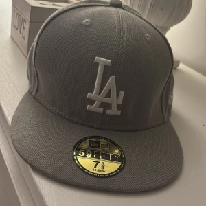 59fifty new era keps  - Säljer denna gråa new era kepsen till ett mycket bra pris, knappt andvänd dock en liten defekt (se bild 5) och är i storleken 60,6 cm. Säljer då den e förstor för mig, pris kan diskuteras vid snabb affären. Hör av er om ni har några frågor🙌🏻