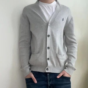 Ralph lauren kofta - Säljer en sjukt snygg och unik ralph lauren kofta. Skicket är bra, storlek s och inga synliga deffekter. Skriv vid minsta funderingar!