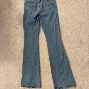 Levi's bootcut jeans i ljusblå denim - Säljer ett par klassiska ljusblå Levi's jeans med bootcut passform. Jeansen är aldrig använda. Storlek 29 längd 34.