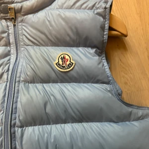 Ljusblå dunväst från Moncler - Snygg ljusblå dunväst från Moncler jag har använt den några gånger men jag har tröttnat på den pris kan pratas om och nfc scan funkar mera bilder kan man få perfekt till hösten