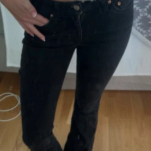 Lågmidjade Jeans - Lågmidjade jeans från Gina Tricot! Endast använda några gånger så har därmed inga defekter.