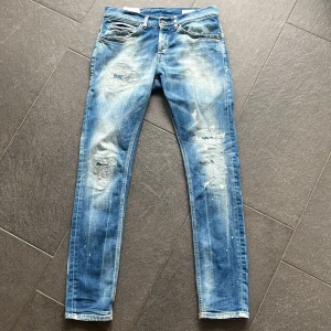 Dondup George  - Riktigt snygga och otroligt sköna Dondup jeans i storlek 30. Köpta på United Fashion där de säljs för 3499. Använt dem sparsamt vilket gör att skicket är väldigt bra. Inga defekter eller hål som inte ska vara där. Hör av er vid intresse! Obs Jeansen är tyvärr inte strykta på bilderna men såklart ordnas det vid köp. 