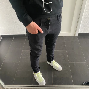 Replay anbass - Säljer ett par svarta Replay Anbass jeans i storlek 31 i midjan och 32 längd. Jag är 185 på bilden och väger 78kg. Byxorna har en slim passform med klassiska fem fickor, dragkedja och knapp framtill. Snygg, modern look med smalare ben och stretchigt material som gör dem riktigt bekväma.