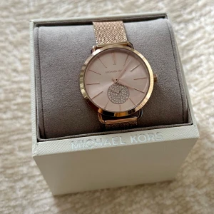 Roséguld klocka  Michael Kors - Michael Kors Portia MK3845 – damklocka i roséguld / rose gold stainless steel watch.  Elegant, tidlös design – passar både vardag och fest. Använd ca 4 gånger.  ✅ Modell: Michael Kors Portia MK3845 ✅ Material: rostfritt stål i roséguld / rose gold-tone stainless steel ✅ Quartz urverk, mineralglas ✅ Vattentät 5 ATM ✅ Original certifikat ingår ✅ Nypris 2 495 kr  ✨ Perfekt som present / gift, eller som en luxury fashion accessory till din egen stil.  Sökord / Keywords: Michael Kors Watch womens 