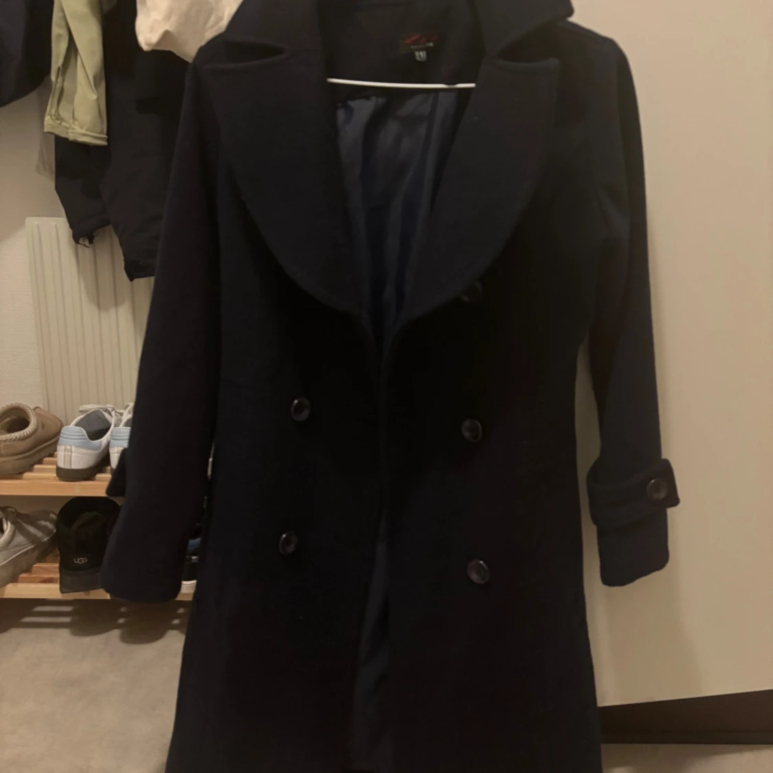 Mörkblå kappa med stora slag - 1