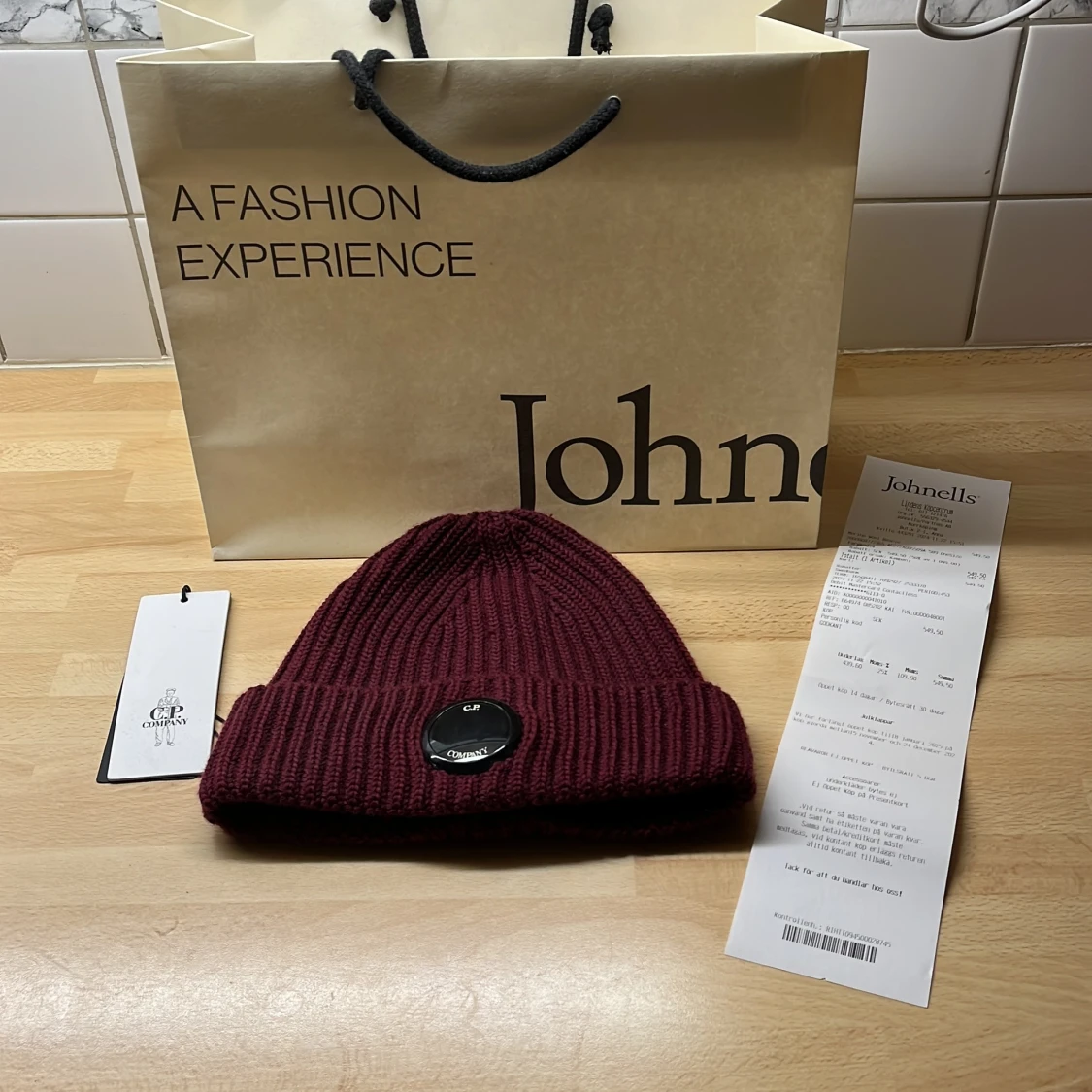 Vinröd merinoullsmössa från C.P. Company