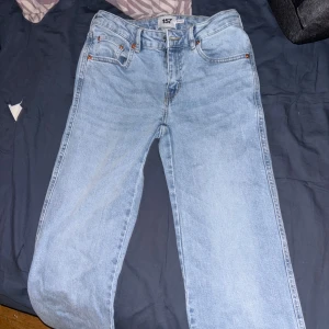 low waist bootcut jeans - Jeans som är både low waist och bootcut ifrån lager 157. Använda en gång inte mer, Säljer pga att dom är för långa, jag är 163,8 cm. Priset går att diskutera! (nypris 400kr)