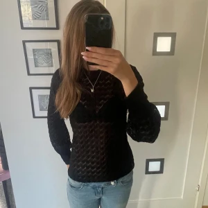 Unik söt blus - Jättefin blus ifrån JDY som har coola och unika detaljer. Det är då ”hål” i den som gör att man ser igenom den, men innan när jag har använd den så har jag haft på mig ett vanligt linne under!💕Den är tajtare nere vid handlederna!!😍