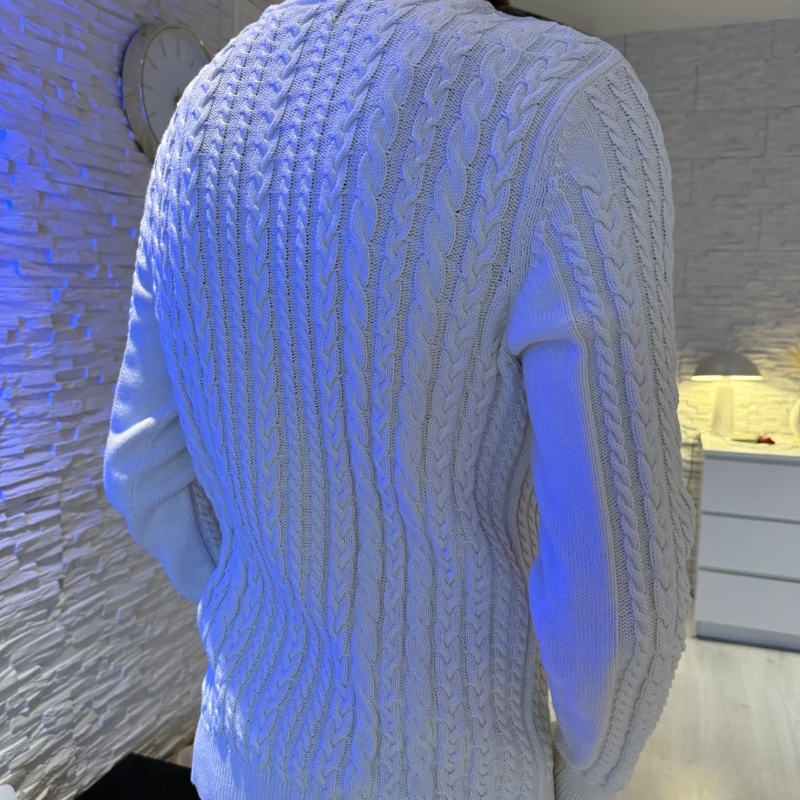 Vit stickad polotröja med kabelmönster - 2