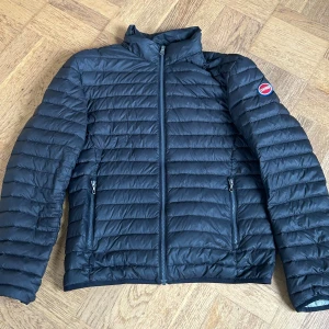 Colmar jacka - Höst/vinter jacka från colmar! Skicket är bra, storleken är 50 (passar M/L) mellan dig som är 175-190! Hör av dig vid frågor eller funderingar 