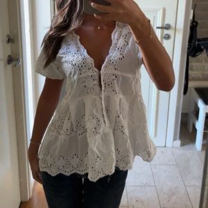 Vit blus - En superfin vit blus från hunkydory🤍🍋