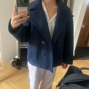 Mörkblå skepparkavaj från Design Si XS/S - Jättesnygg jacka från Design by si. Kappan saknar en knapp.