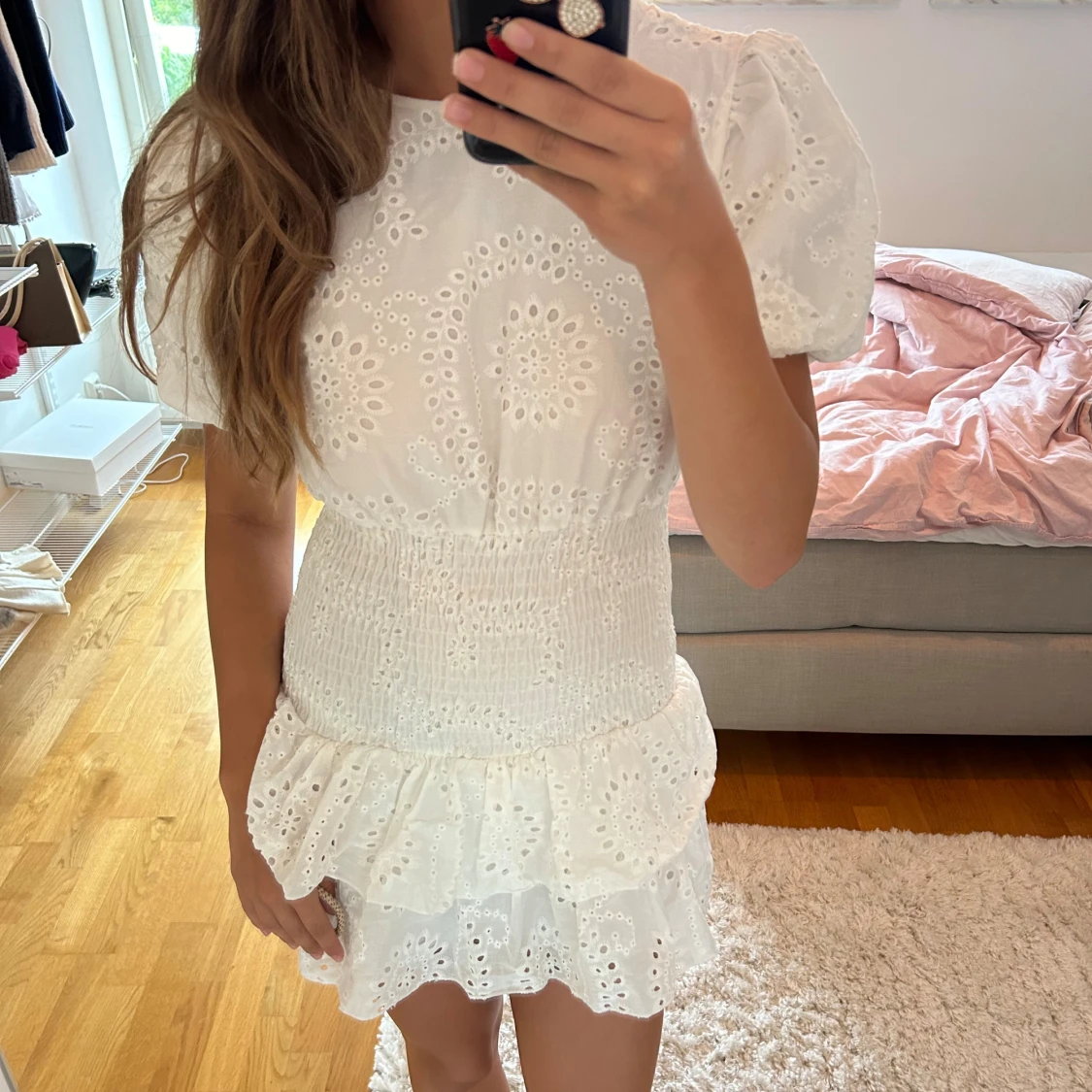 Vit kort klänning med volanger - 1