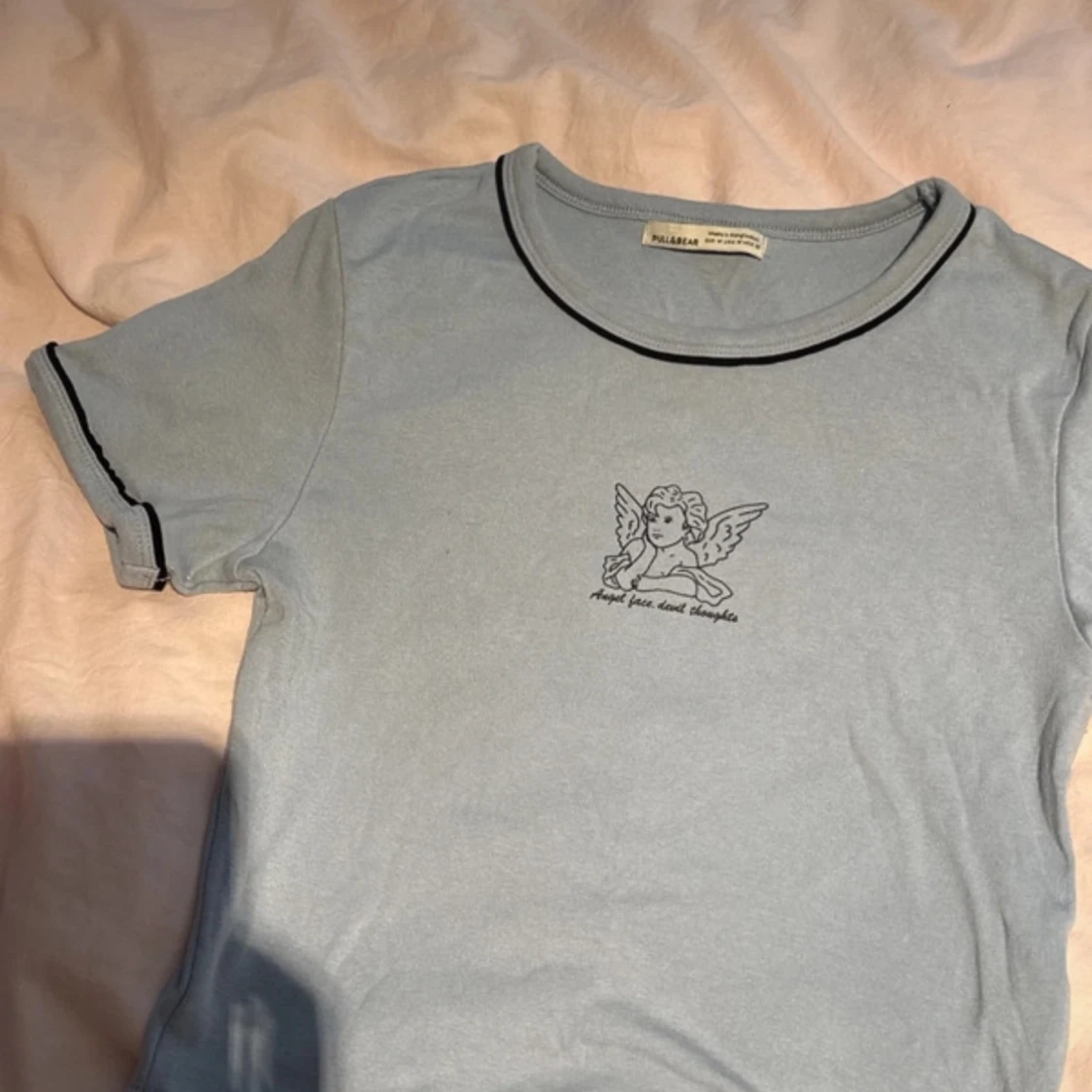 Ljusblå t-shirt med ängel från Pull&Bear - 2