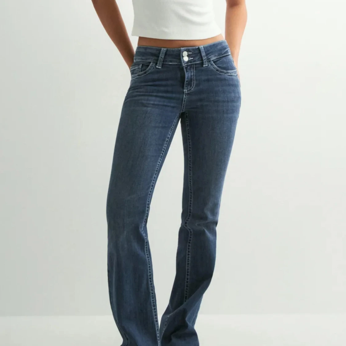 Blå bootcut jeans från Nelly