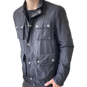 J.lindberg field jacket svart L - J.lindberg field jacket svart L, inga defekter, använd däremot. Modellen är 180,75 kg😊🫶