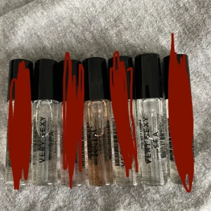 Victoria's Secret parfymprover - Säljer tre parfymprover från Victoria's Secret, bland annat Very Sexy och Tease. Små flaskor med svart lock, transparent eller svagt rosa vätska. Perfekt att ha med i väskan eller testa olika dofter från VS.