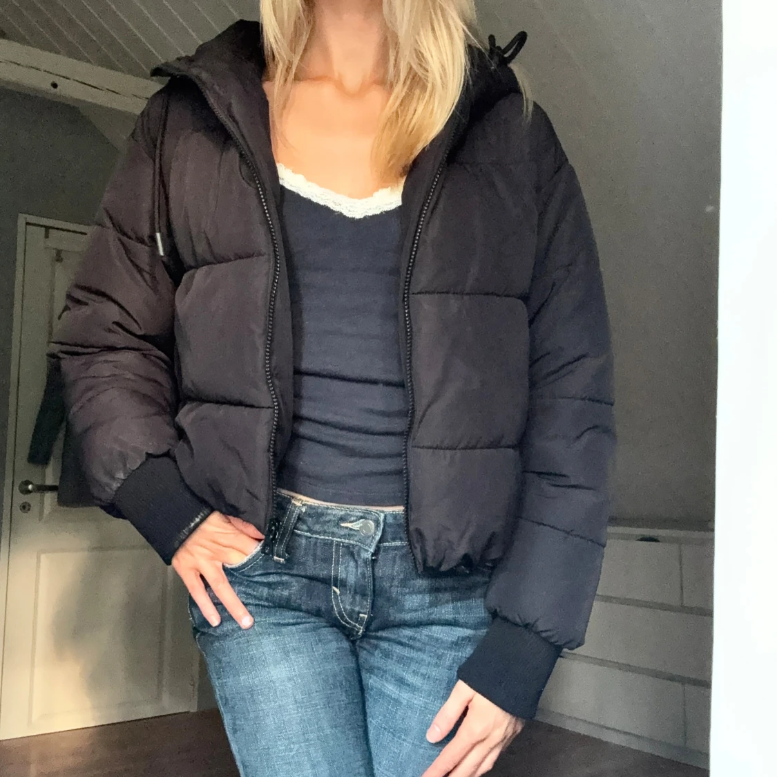 Svart pufferjacka från Monki