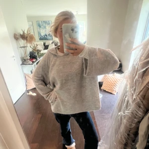 Stickad tröja🩵 - Gosig tröja med huva från Gina. Aldrig använd med lapp kvar🤍🤍. 