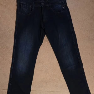 Replay Anbass mörkblå jeans 32 - Mörkblå Replay Anbass jeans i strl 32 30. Använda en gång. Djur och rökfritt hem. Tvättar parfymfritt. 