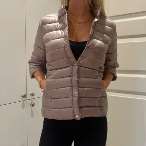 Trekvartsärmad jacka - Snygg beige/ljusgrå jacka med trekvartsärmar. Jackan har guldiga tryckknappar framtill och två fickor på sidorna. Storlek XS men passar även S🥰