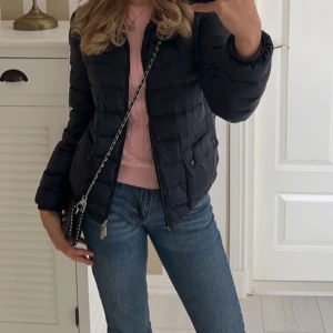 Svart dunjacka från Moncler - INTRESSEKOLL!! Den har en liten fläck av smink. Kan skicka mer bilder!
