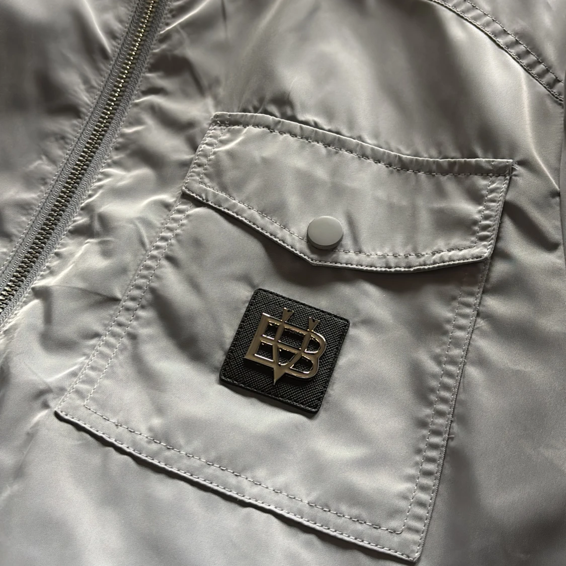 Ljusgrå vindjacka från Bvaldi, M - 1