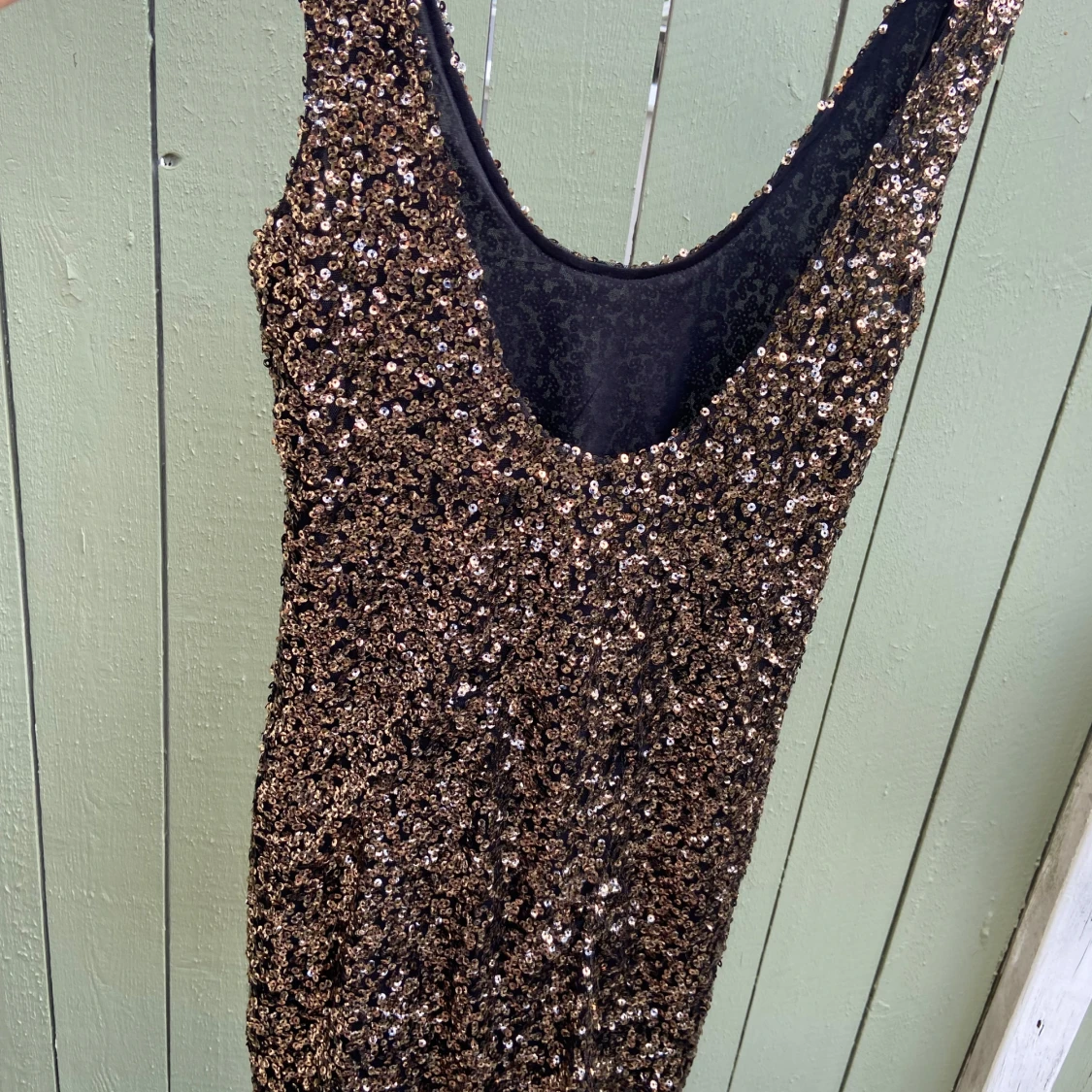 Glittrig paljettklänning i guld st.M-L - 4