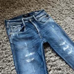 Replay jeans med slitningar - Säljer dessa riktigt feta Replay jeansen!⭐️Storlek : 31/30 : SLIM FIT!🙌Skick : NYSKICK!👍Hör gärna av er om ni har funderingar!🤝
