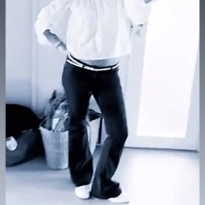 Svarta bootcut jeans  - Snygga svarta bootcut jeans med låg midja. Byxorna har en klassisk passform med utsvängda ben och passar perfekt till sneakers eller boots.