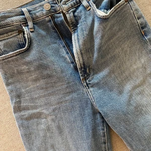 A GOLDE - Jeans från A GOLDE i en smalare fit. Nypris 2000/3000
