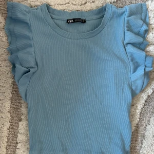 Blå topp med volanger - sötaste toppen!!!