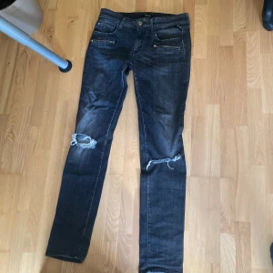 Replay Brigidot svarta skinny jeans -  Säljer nu mina snygga svarta Replay Brigidot jeans då de e för små . Det är snygga slitningar på knäna vilket gör dessa mer unik jämfört med andra Reply jeans.  Inte använt alls mycke, inga hål som inte ska vara där, inga fläckar inget sönder. Det är W30 och längd 32. Det är slim fit pass form. Köpt för runt 900kr, skriv vid frågor, vid snabb affär blir det billigare