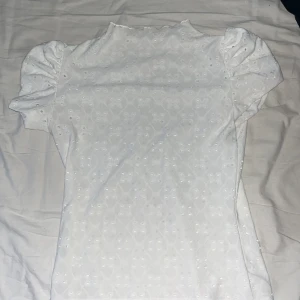 Vit blus med puffärm och broderi - Säljer då den inte inte används💞