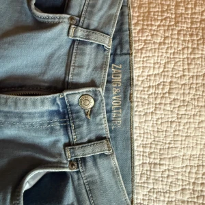 Supersnygga Zadig & Voltaire jeans!! - Säljer dessa supersnygga jeans från Zadig!! Fick de som en present men var tycärr försmå därav har ja ingen bild på! Skriv gärna om du har frågor!!🌸💕Storlek S, nyskick!!