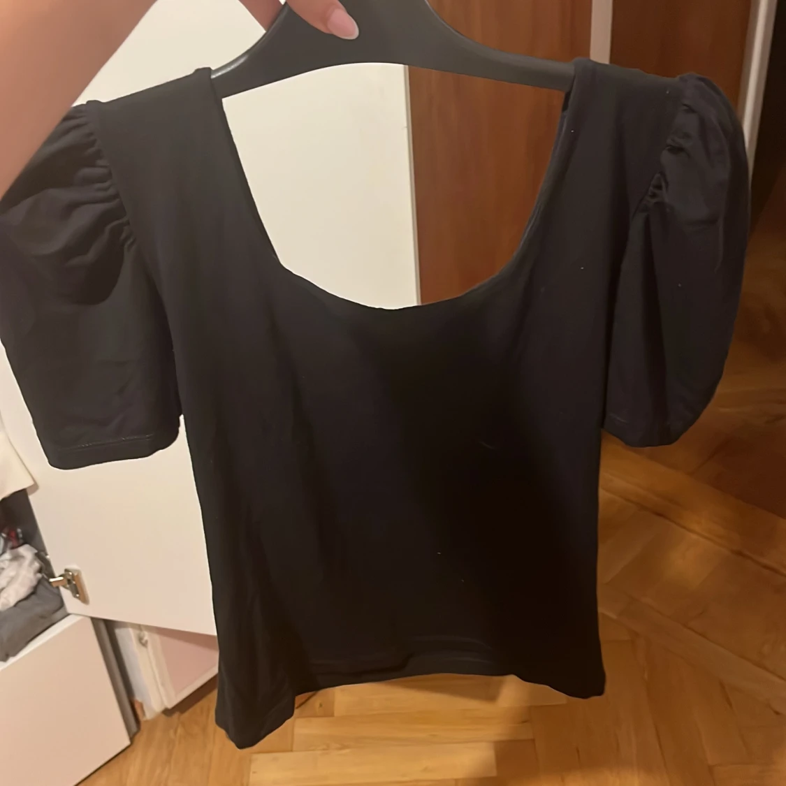 Svart vintage topp med puffärm från Basic