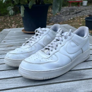 Nike air force one  - Säljer ett par fina nike skor i hyfsat skick då de har blivit lite repiga och fått några små revor i tyget där bak som ni ser på bilden, annars är sulan helt intakt och sulan på insidan också.       Skorna är inte använda mycket eftersom de blev för små för mig nypris är ungefär 1200 och mitt är 299 men kan dra ner de någon slant vid snabb affär skriv gärna om ni har frågor 