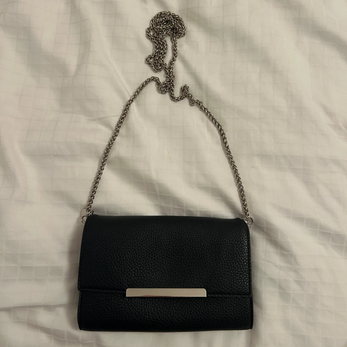 Svart axelväska med kedjerem från Don Donna